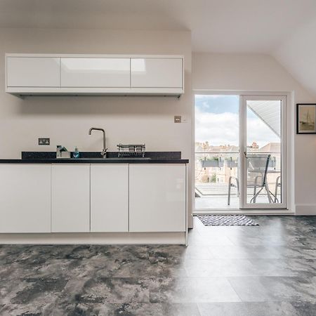 Private Two Bedroom Residence In Southbourne - Private Parking - Off The High Street - Minutes Away From The Beach Bournemouth Dış mekan fotoğraf