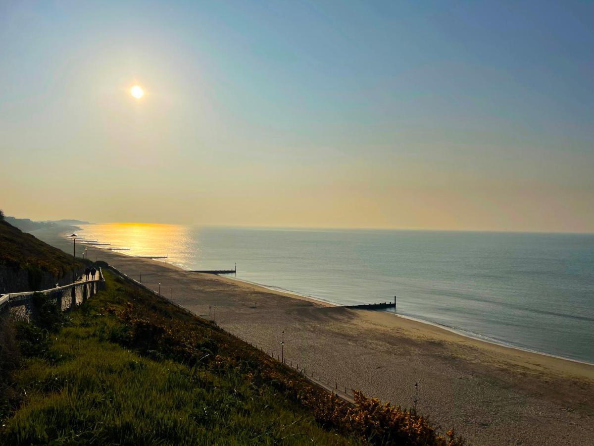 Private Two Bedroom Residence In Southbourne - Private Parking - Off The High Street - Minutes Away From The Beach Bournemouth Dış mekan fotoğraf