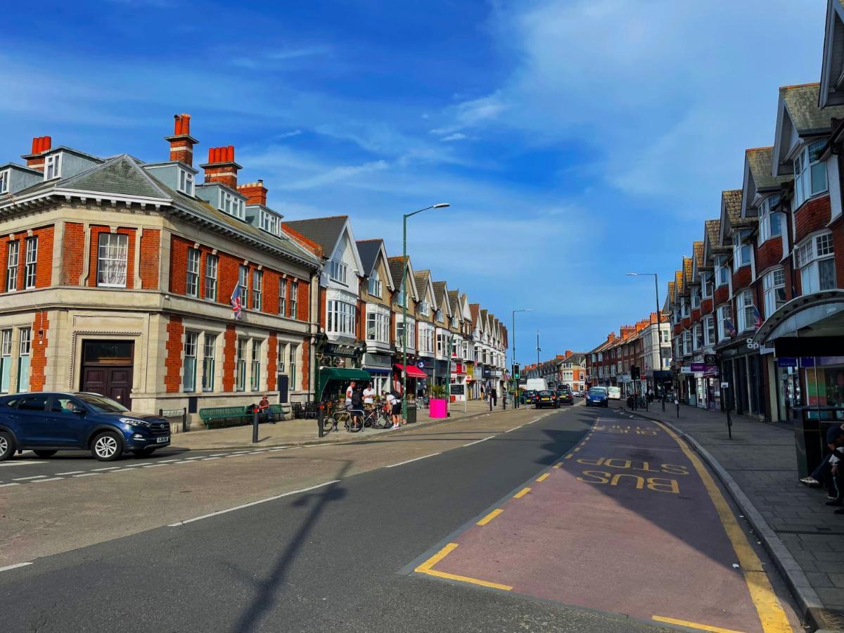 Private Two Bedroom Residence In Southbourne - Private Parking - Off The High Street - Minutes Away From The Beach Bournemouth Dış mekan fotoğraf