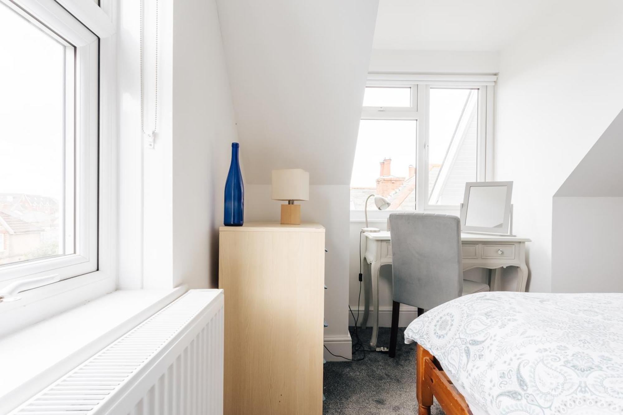 Private Two Bedroom Residence In Southbourne - Private Parking - Off The High Street - Minutes Away From The Beach Bournemouth Dış mekan fotoğraf