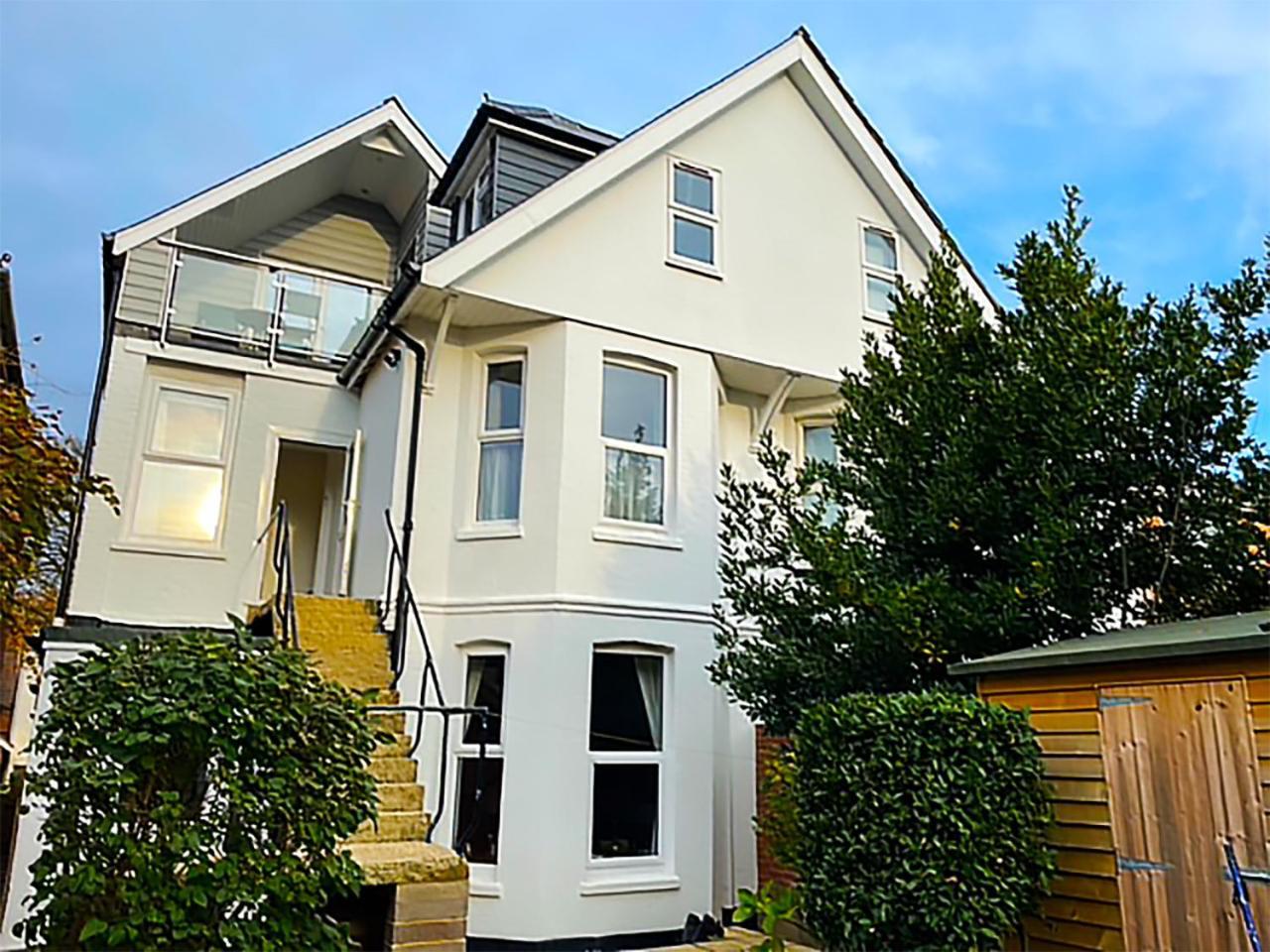 Private Two Bedroom Residence In Southbourne - Private Parking - Off The High Street - Minutes Away From The Beach Bournemouth Dış mekan fotoğraf