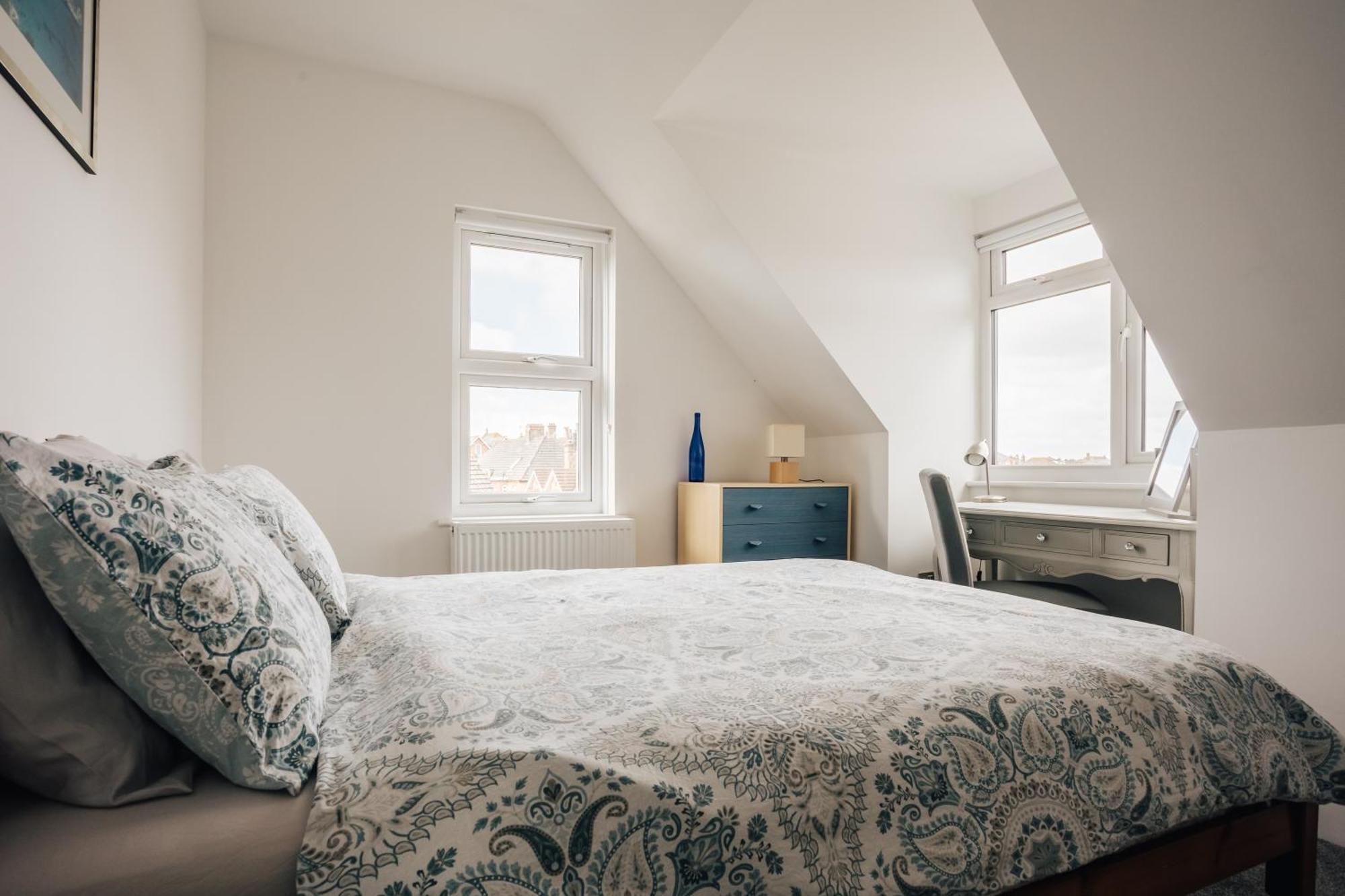 Private Two Bedroom Residence In Southbourne - Private Parking - Off The High Street - Minutes Away From The Beach Bournemouth Dış mekan fotoğraf