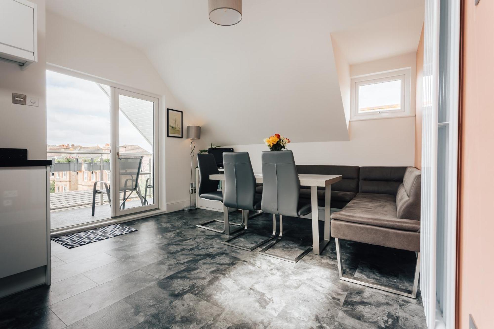 Private Two Bedroom Residence In Southbourne - Private Parking - Off The High Street - Minutes Away From The Beach Bournemouth Dış mekan fotoğraf