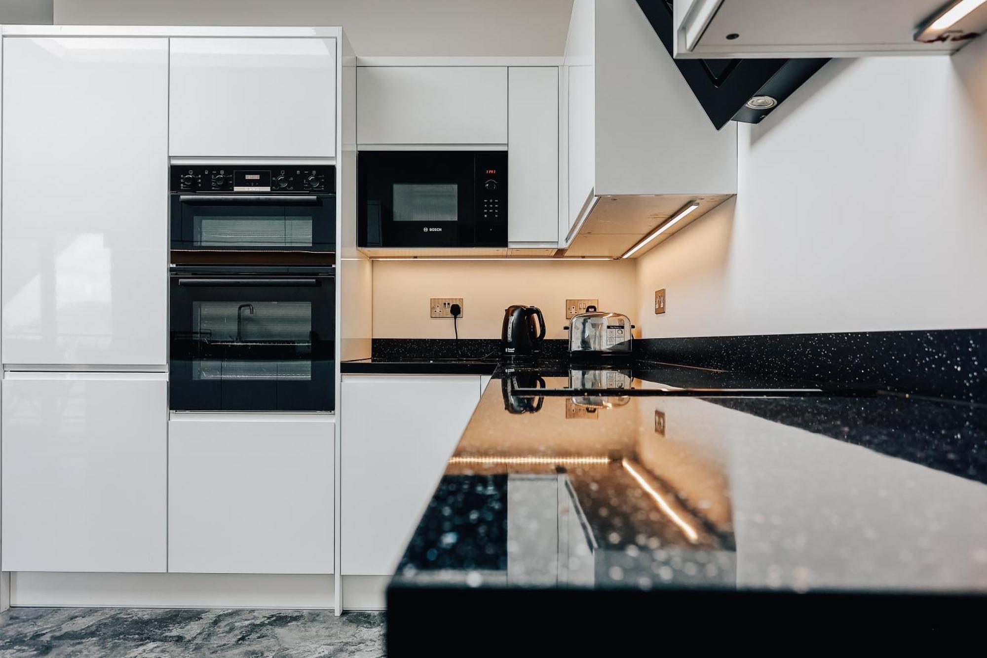 Private Two Bedroom Residence In Southbourne - Private Parking - Off The High Street - Minutes Away From The Beach Bournemouth Dış mekan fotoğraf