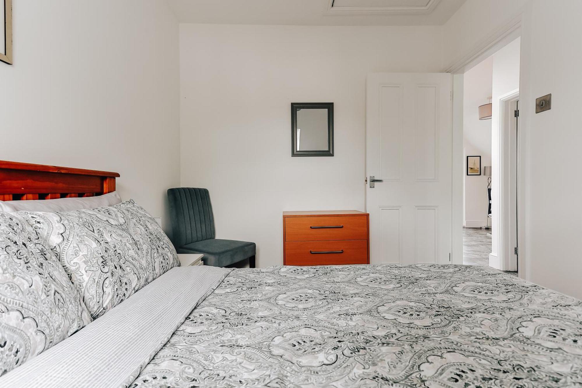 Private Two Bedroom Residence In Southbourne - Private Parking - Off The High Street - Minutes Away From The Beach Bournemouth Dış mekan fotoğraf